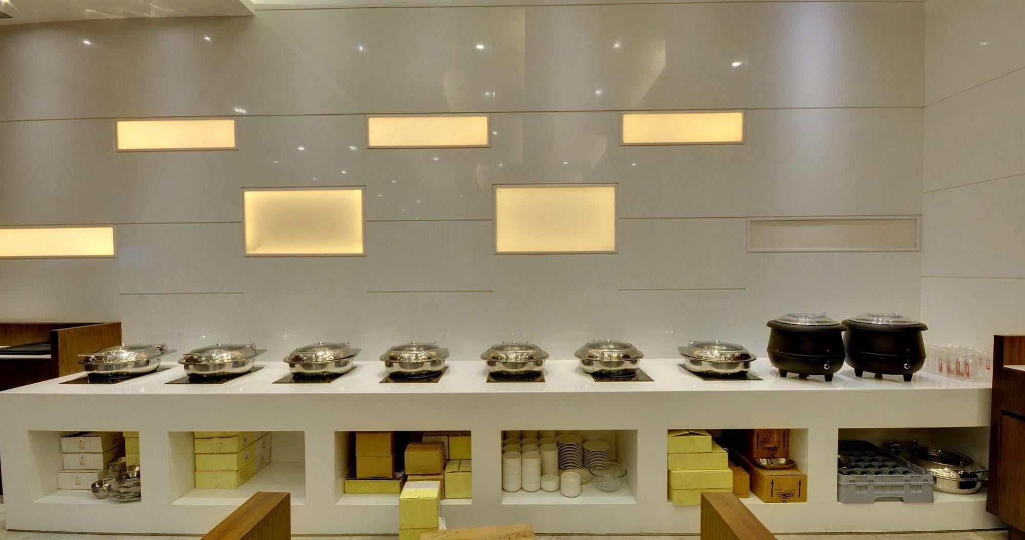 Hotel Platinum Rajkot Exteriör bild