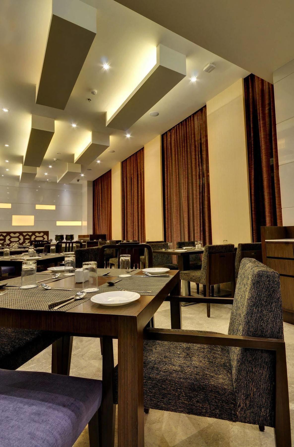 Hotel Platinum Rajkot Exteriör bild