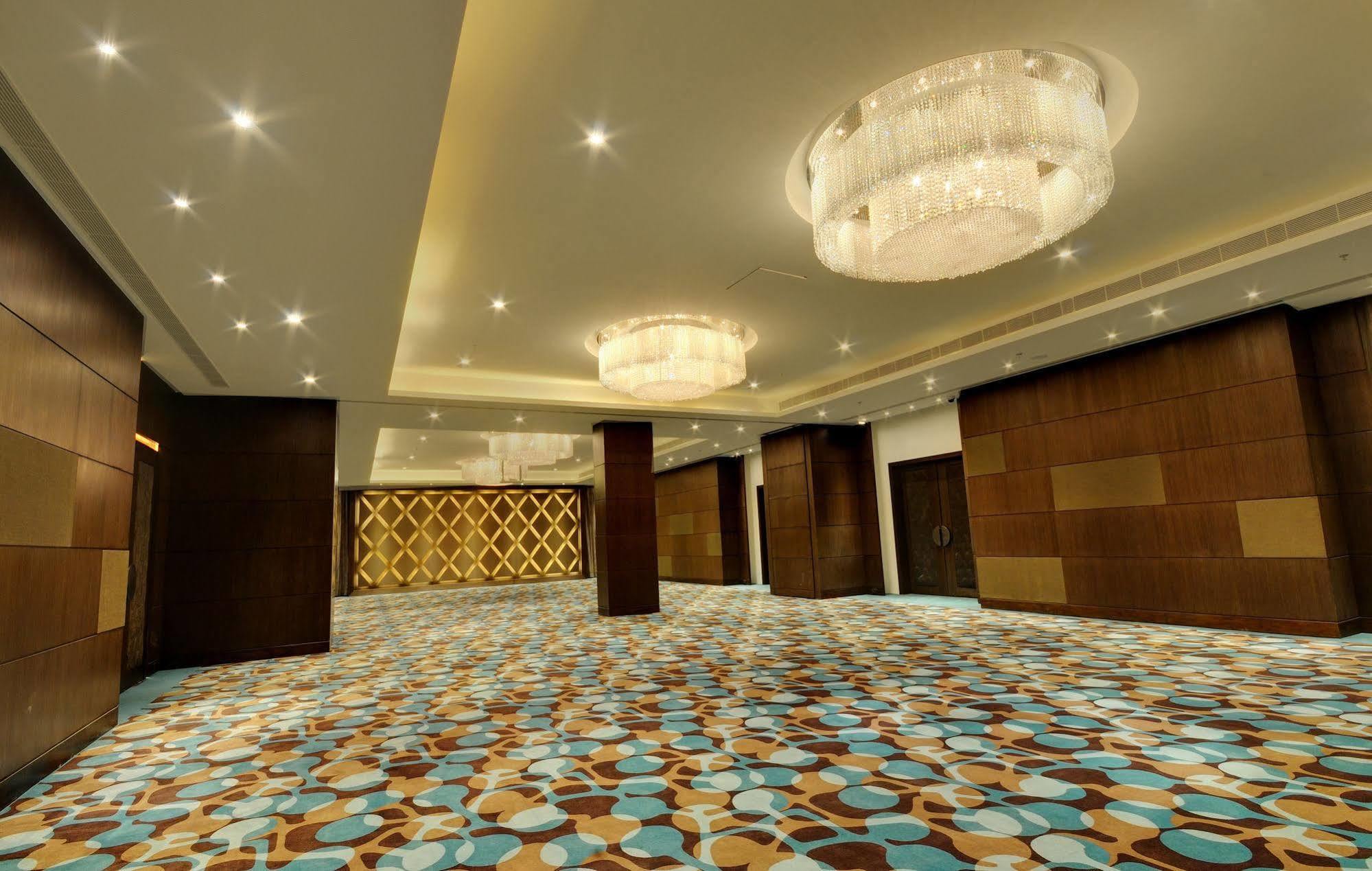Hotel Platinum Rajkot Exteriör bild