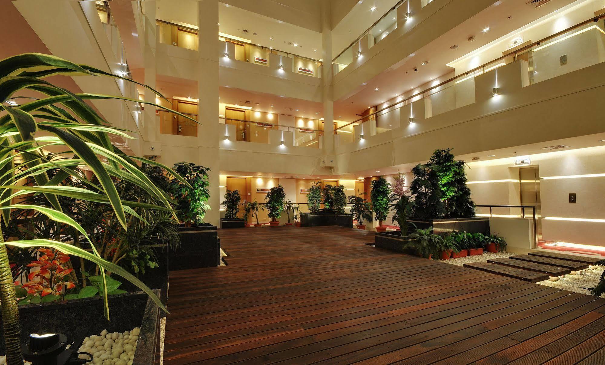 Hotel Platinum Rajkot Exteriör bild
