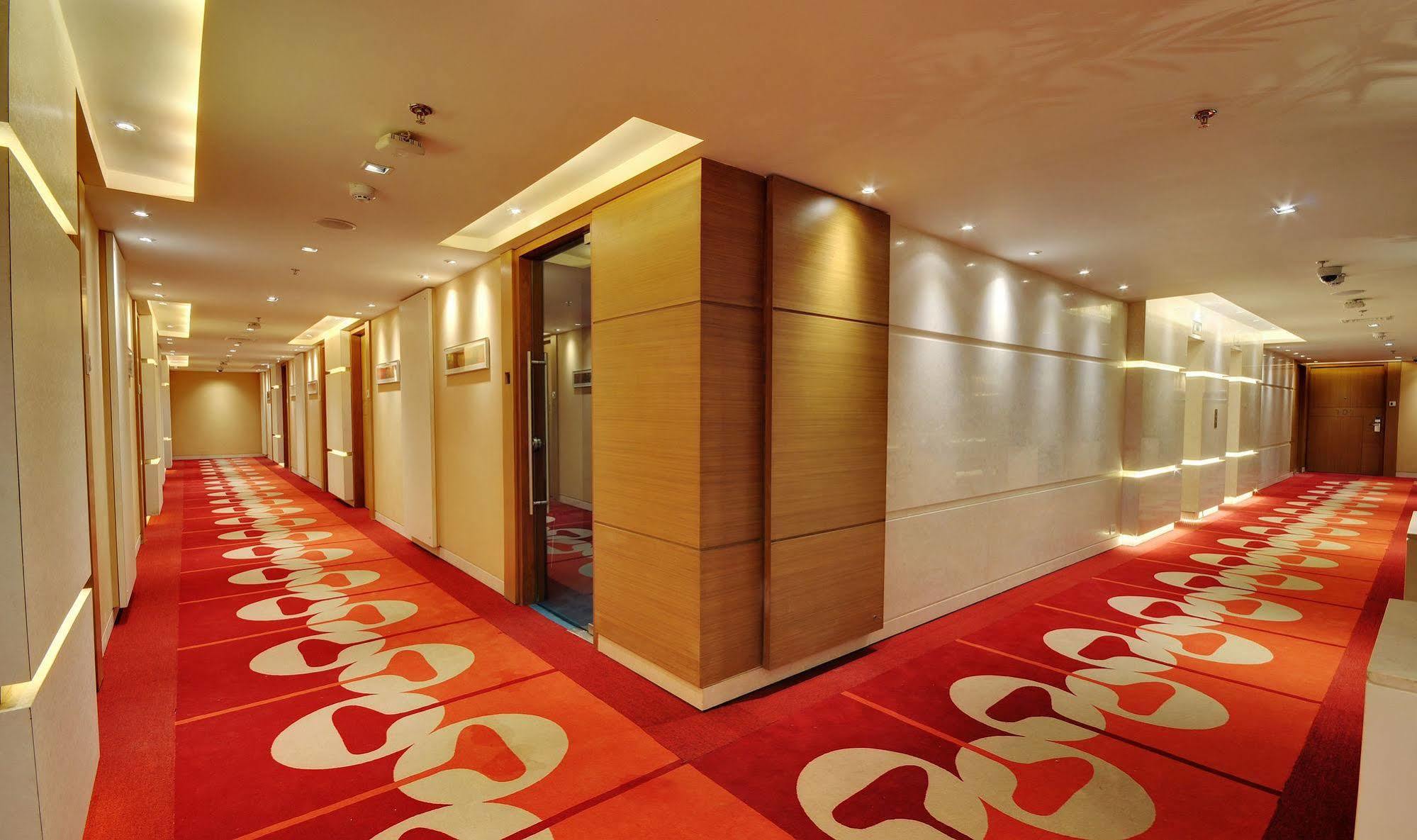 Hotel Platinum Rajkot Exteriör bild