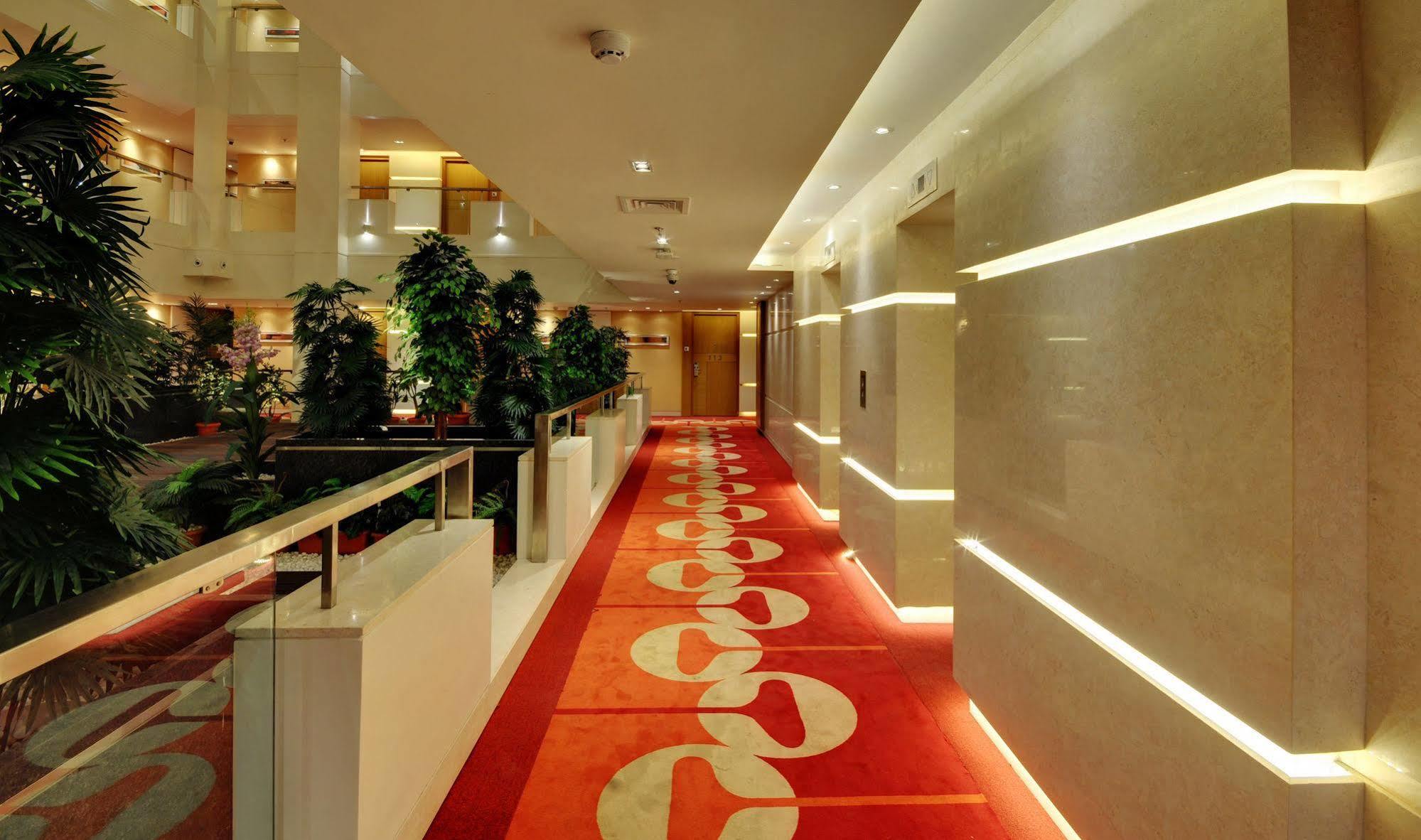 Hotel Platinum Rajkot Exteriör bild