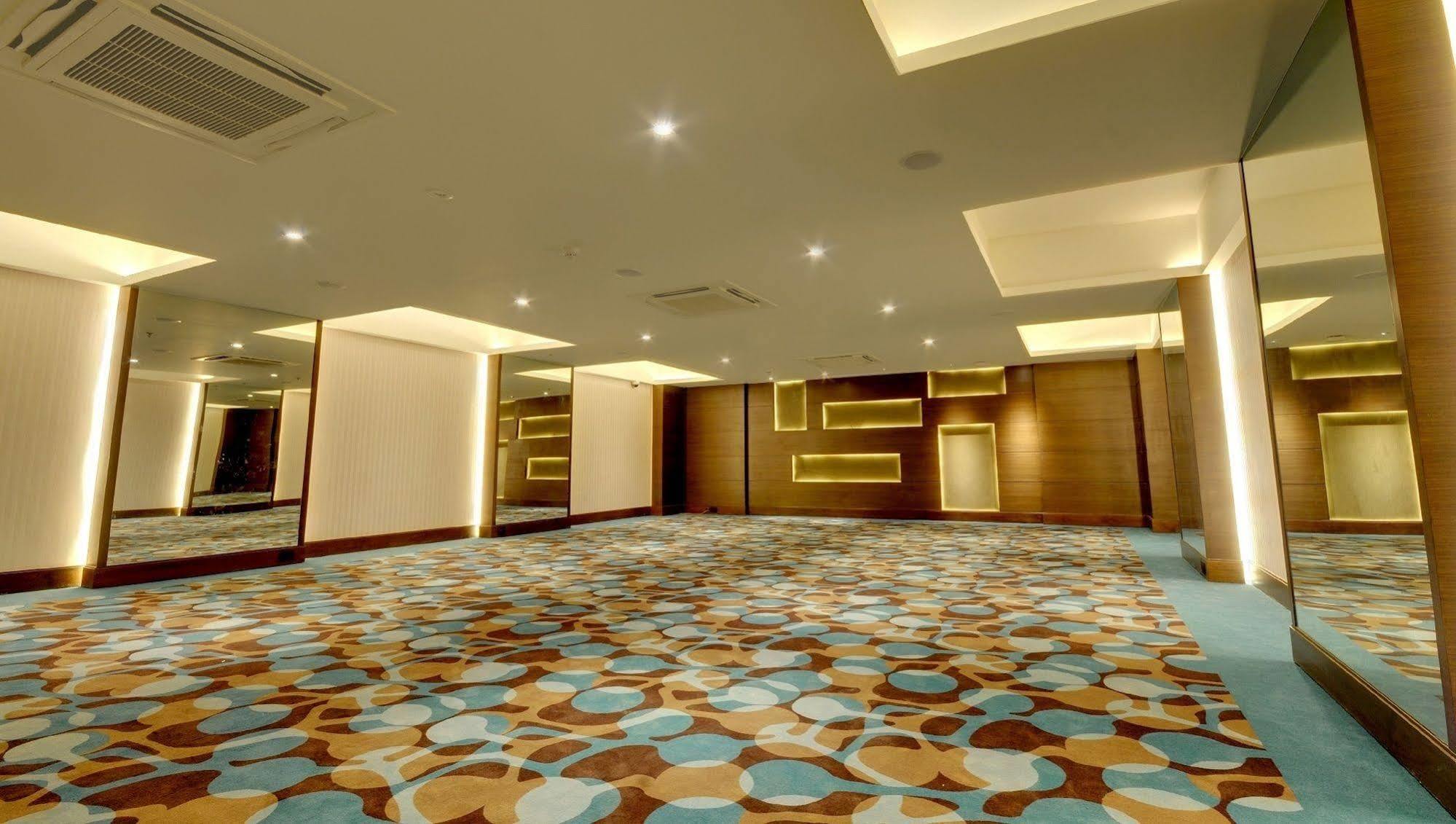 Hotel Platinum Rajkot Exteriör bild