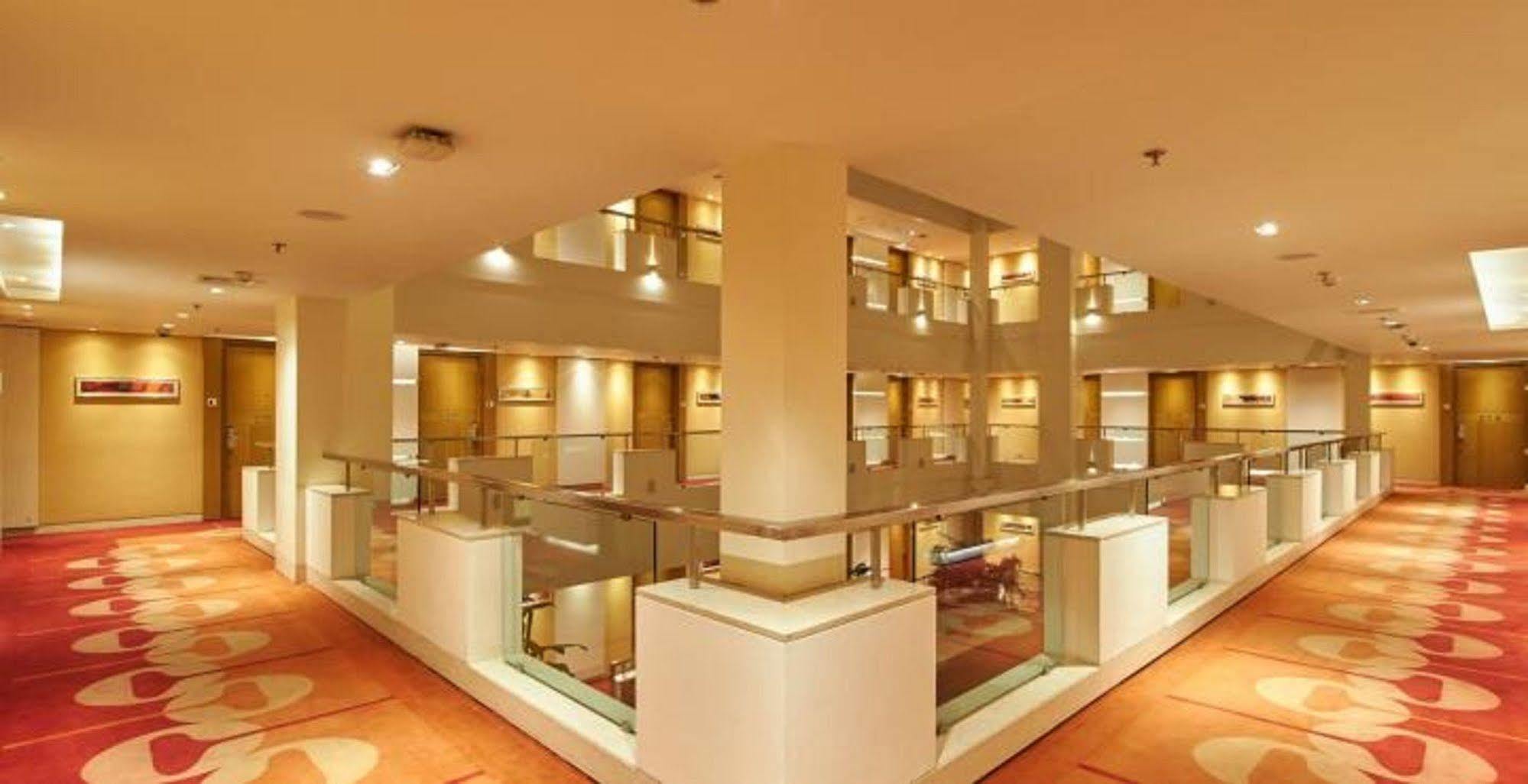 Hotel Platinum Rajkot Exteriör bild