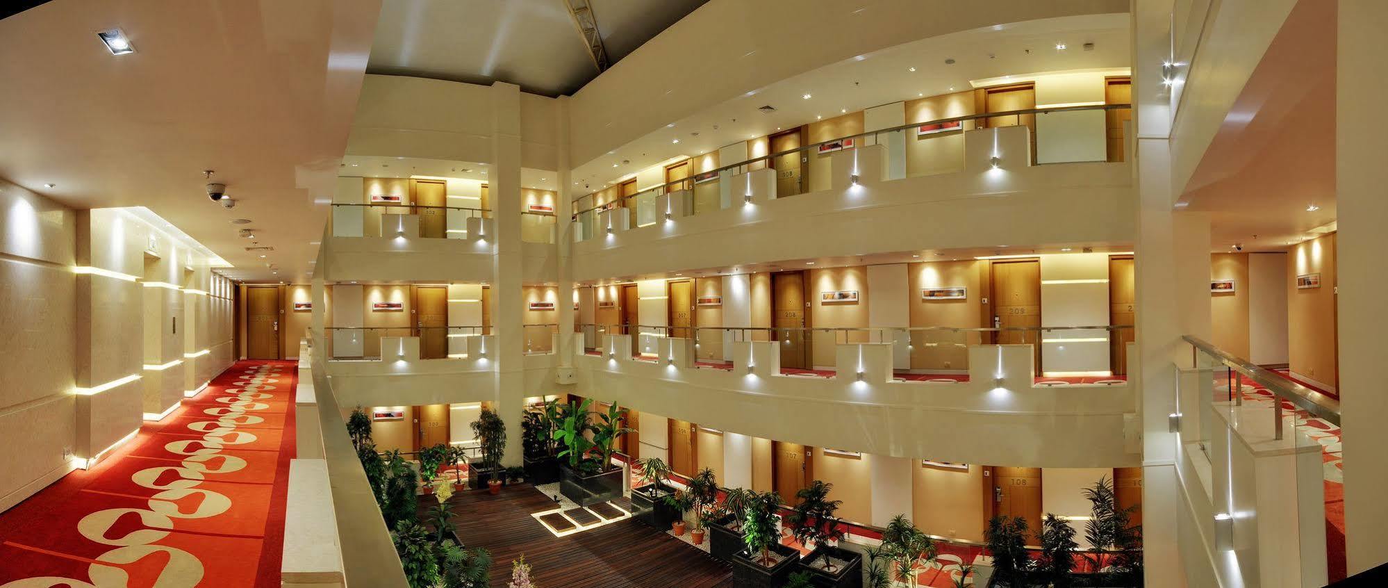 Hotel Platinum Rajkot Exteriör bild