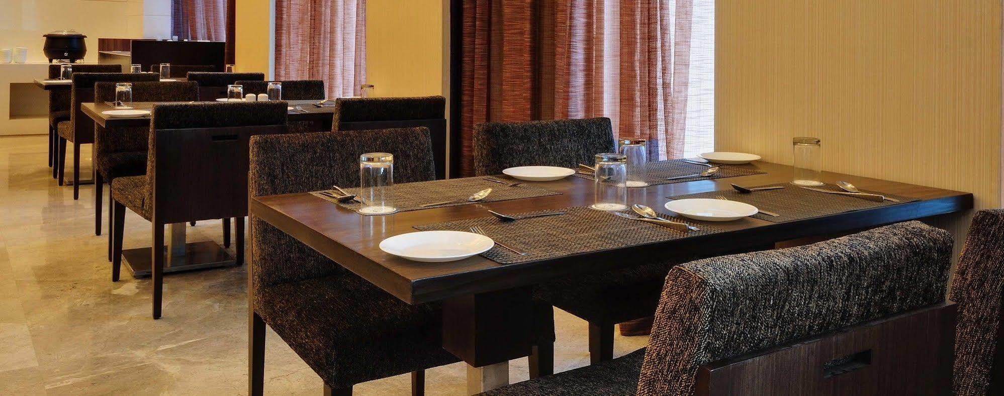 Hotel Platinum Rajkot Exteriör bild