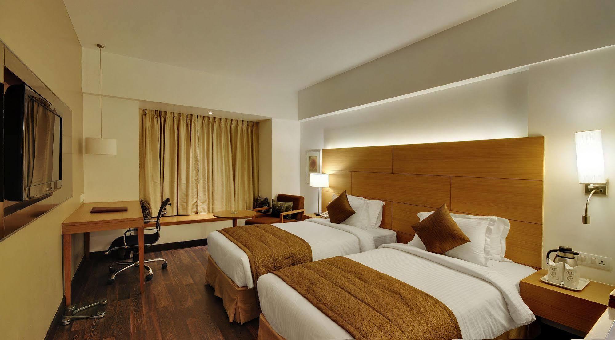 Hotel Platinum Rajkot Exteriör bild