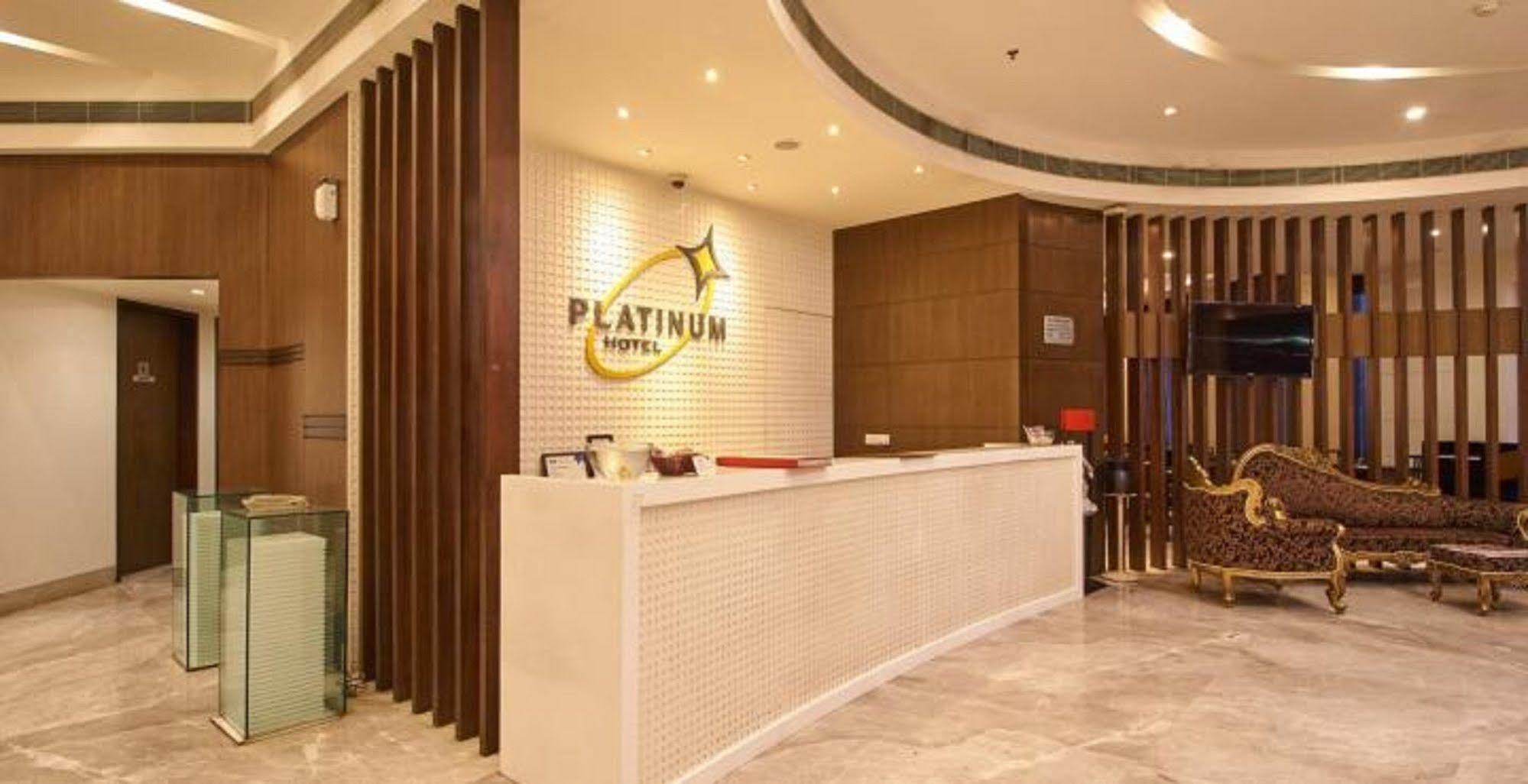 Hotel Platinum Rajkot Exteriör bild