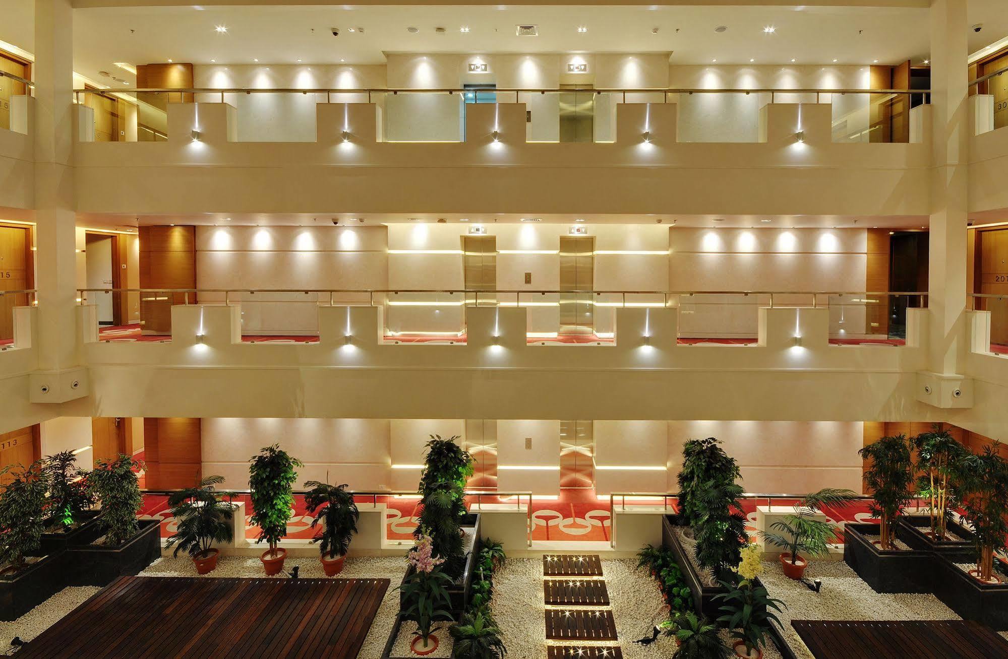 Hotel Platinum Rajkot Exteriör bild