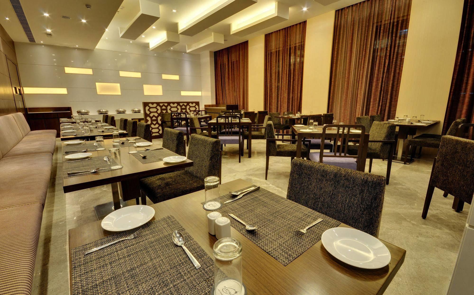 Hotel Platinum Rajkot Exteriör bild