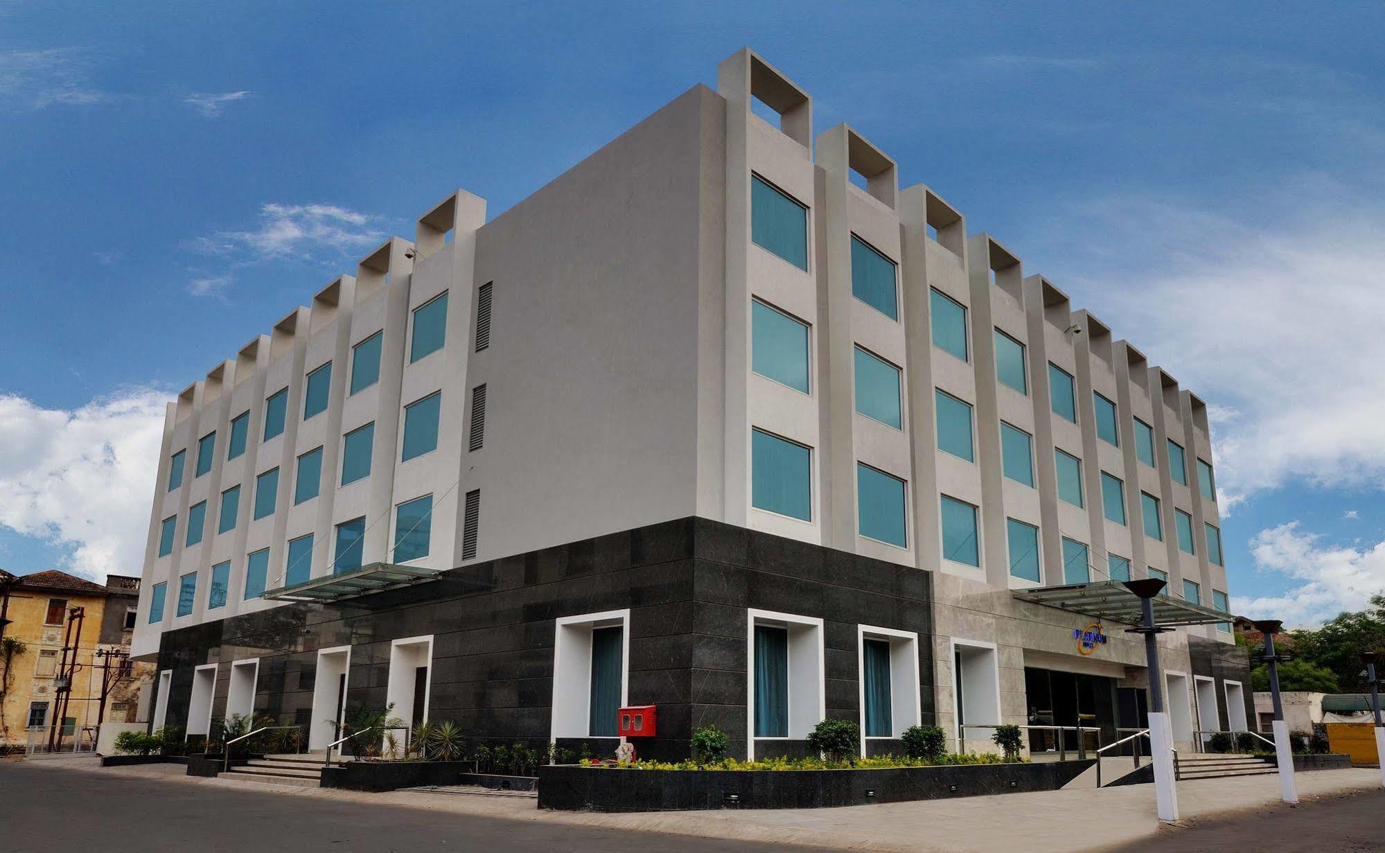 Hotel Platinum Rajkot Exteriör bild