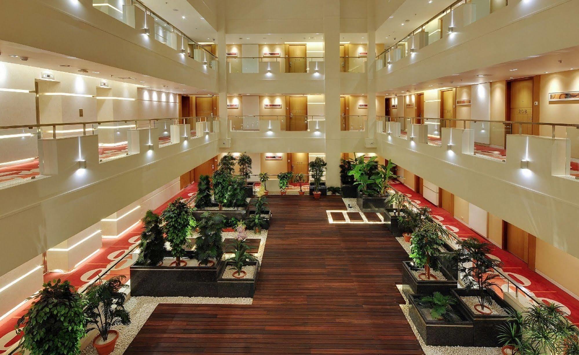 Hotel Platinum Rajkot Exteriör bild