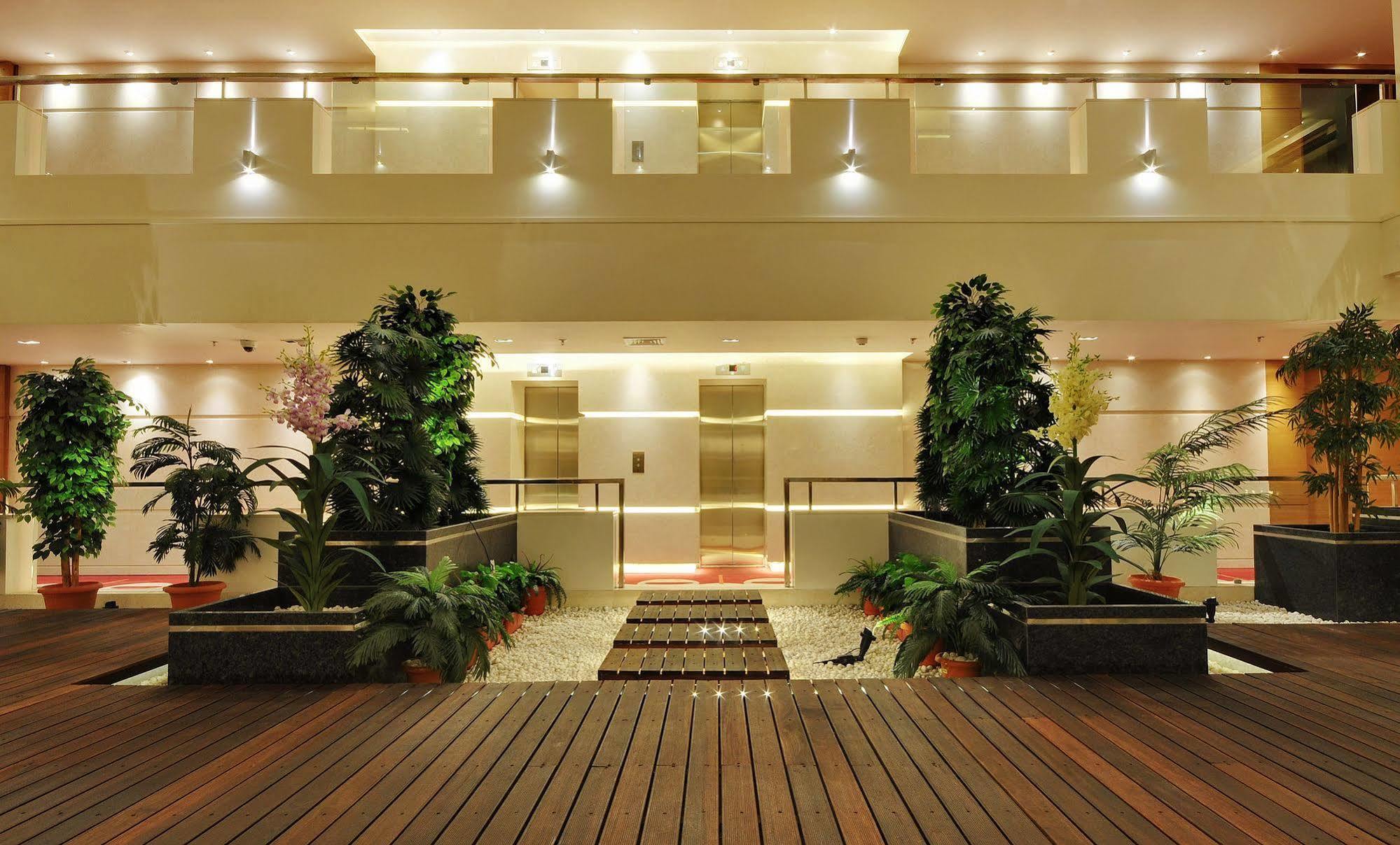 Hotel Platinum Rajkot Exteriör bild