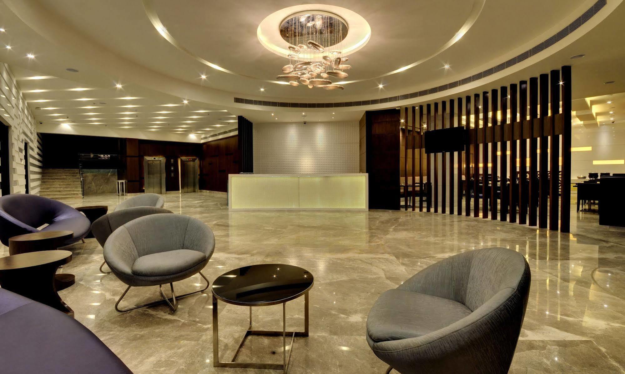 Hotel Platinum Rajkot Exteriör bild