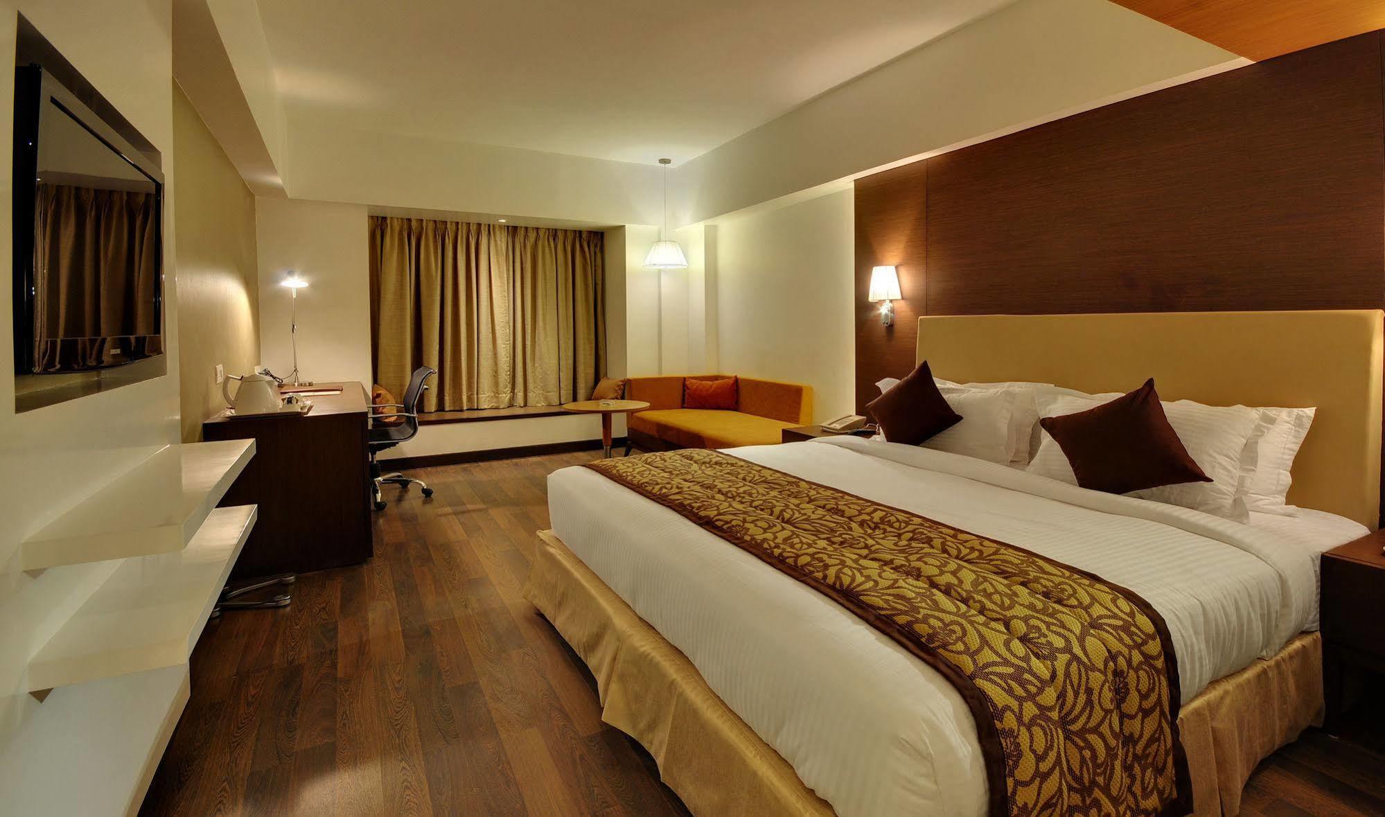 Hotel Platinum Rajkot Exteriör bild