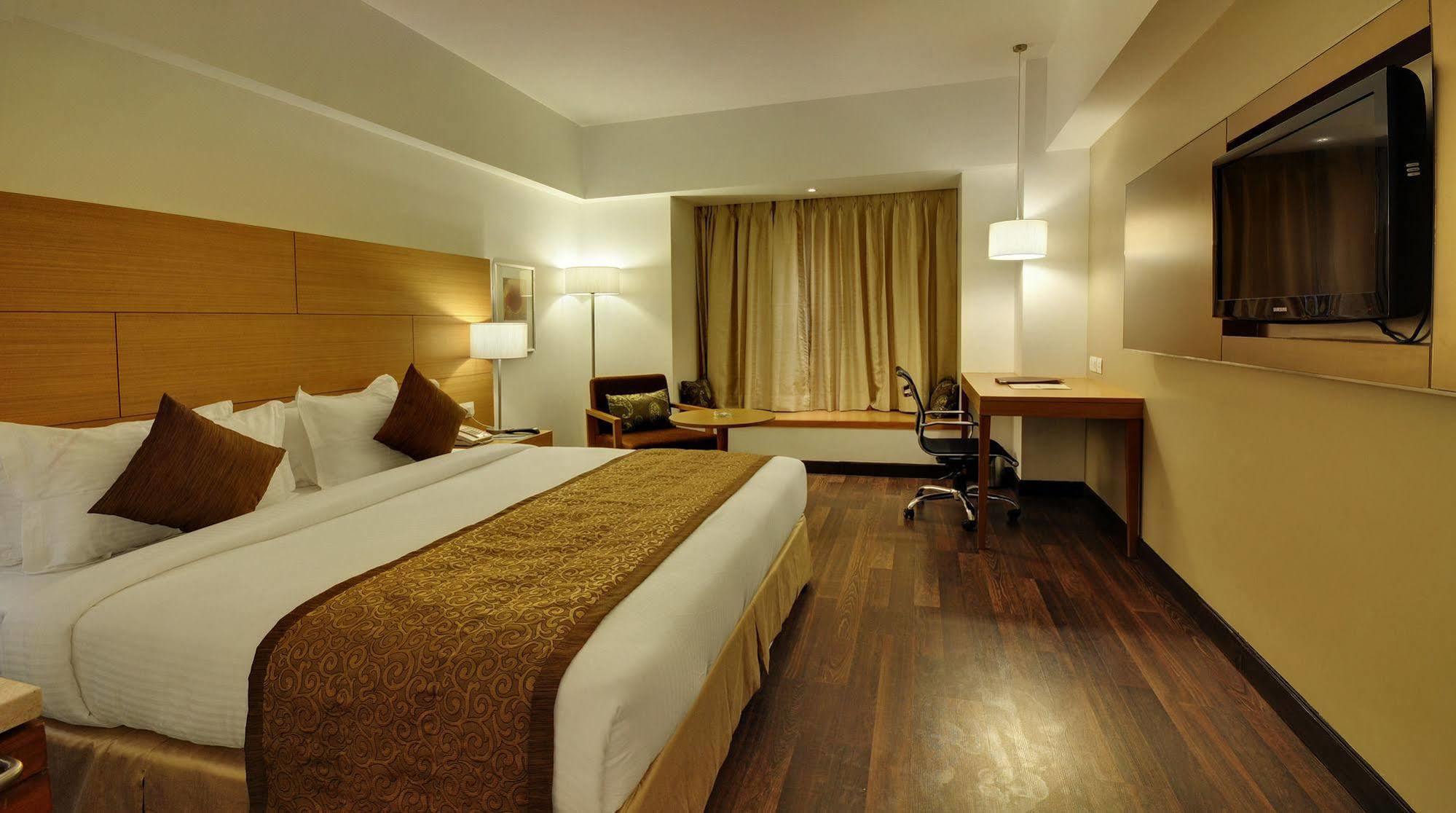 Hotel Platinum Rajkot Exteriör bild