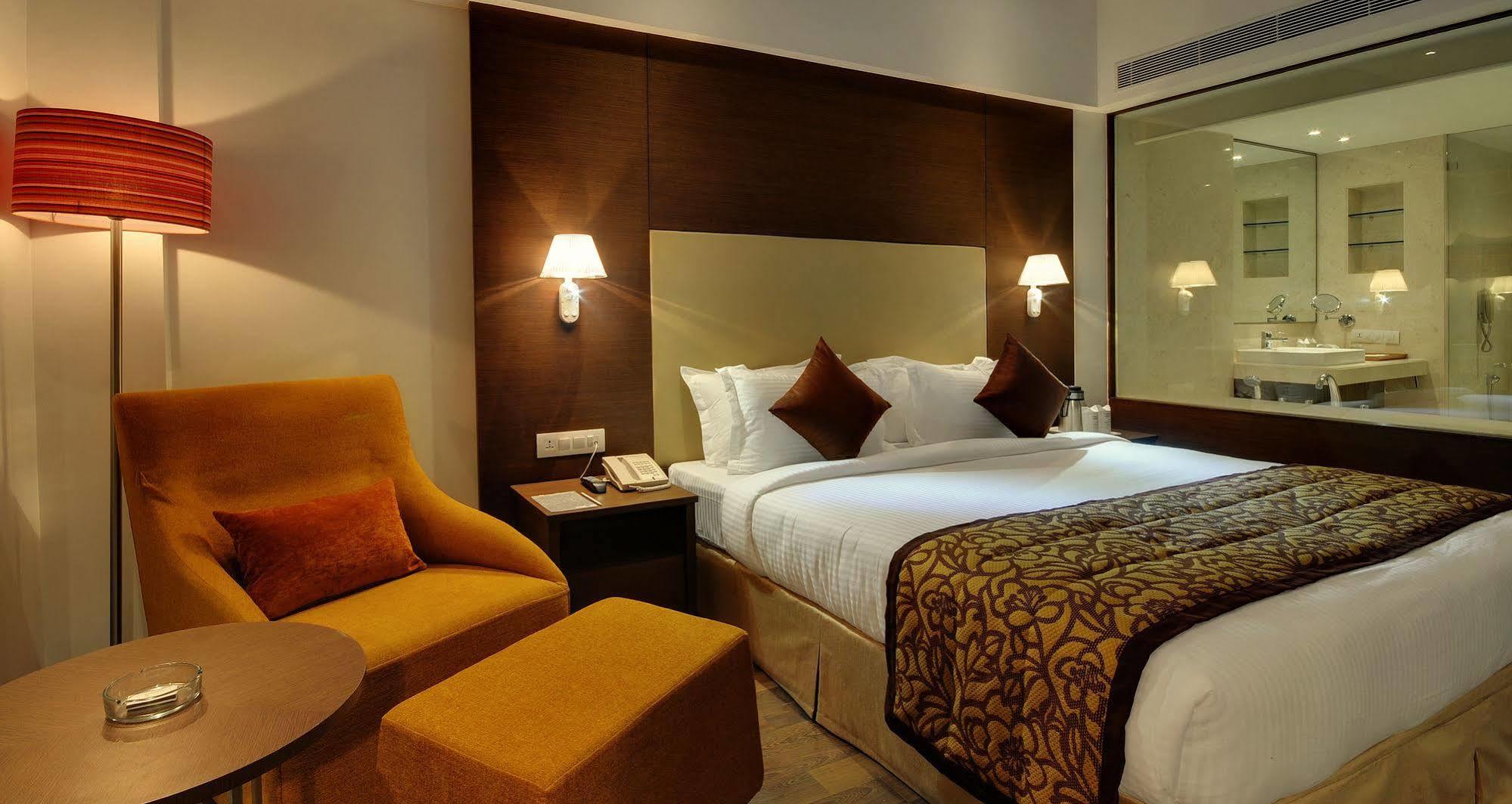Hotel Platinum Rajkot Exteriör bild