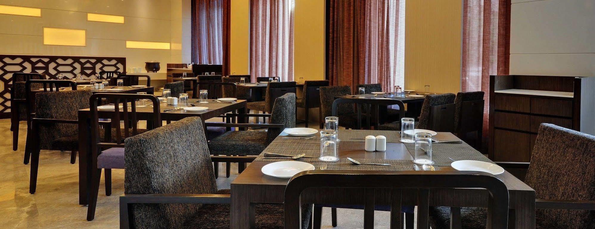 Hotel Platinum Rajkot Exteriör bild