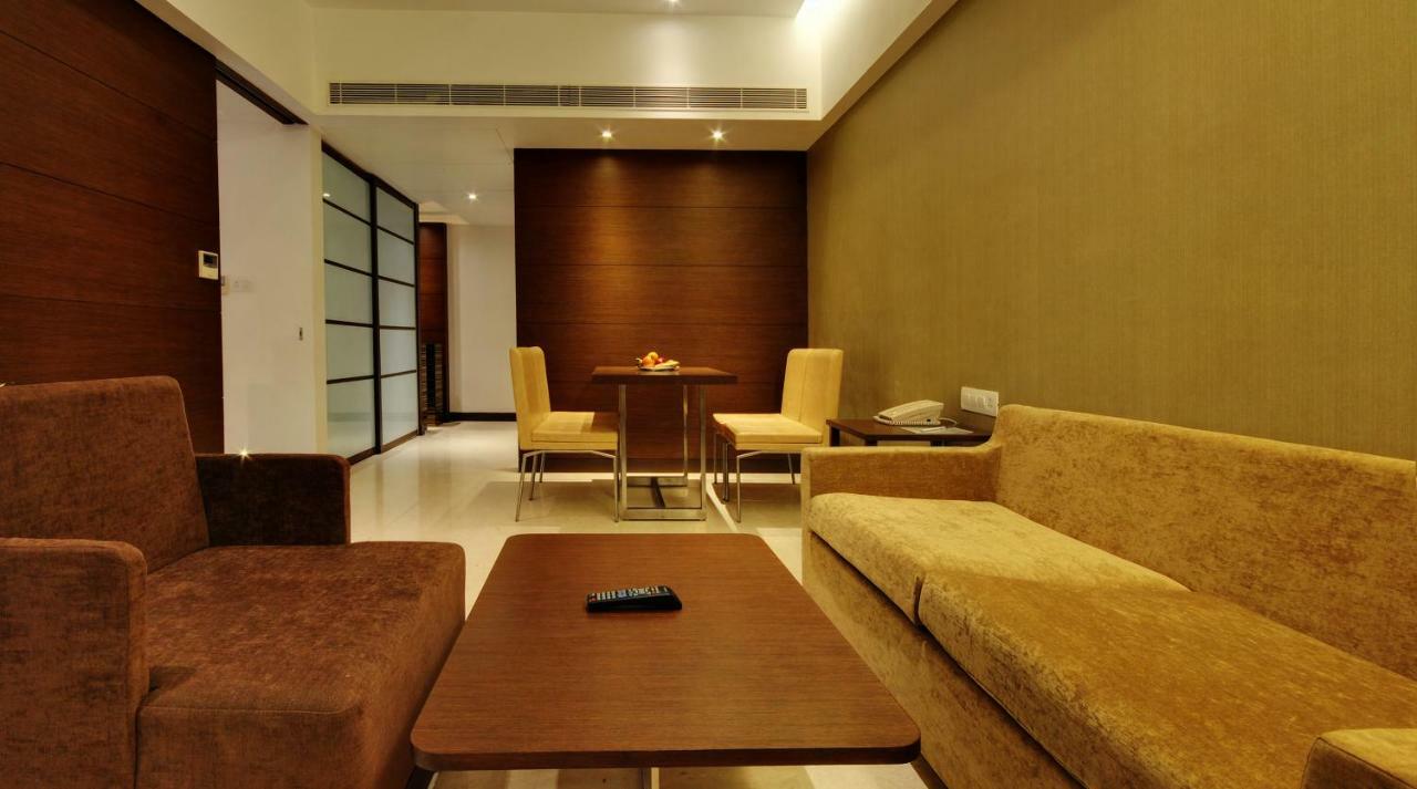 Hotel Platinum Rajkot Exteriör bild